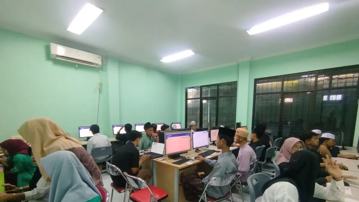 FOKUS:  Peserta pendidikan kesetaraan saat mengikuti TKA di PKBM Yalatif, Minggu (12/4).