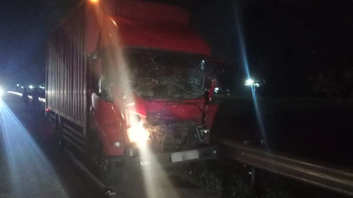 Kondisi truk muatan paket yang ringsek usai menabrak truk tronton