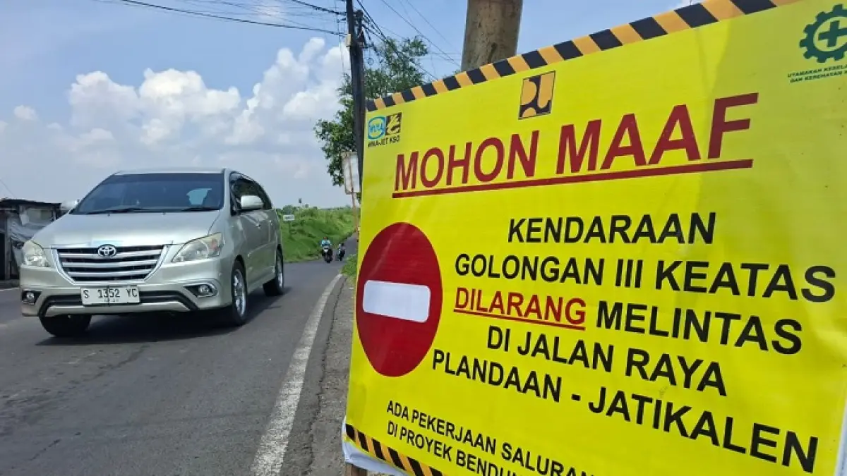 ruas jalan Ploso–Munung menyempit karena pembangunan intake (saluran pengambil air) sementara yang memakan bahu jalan kabupaten