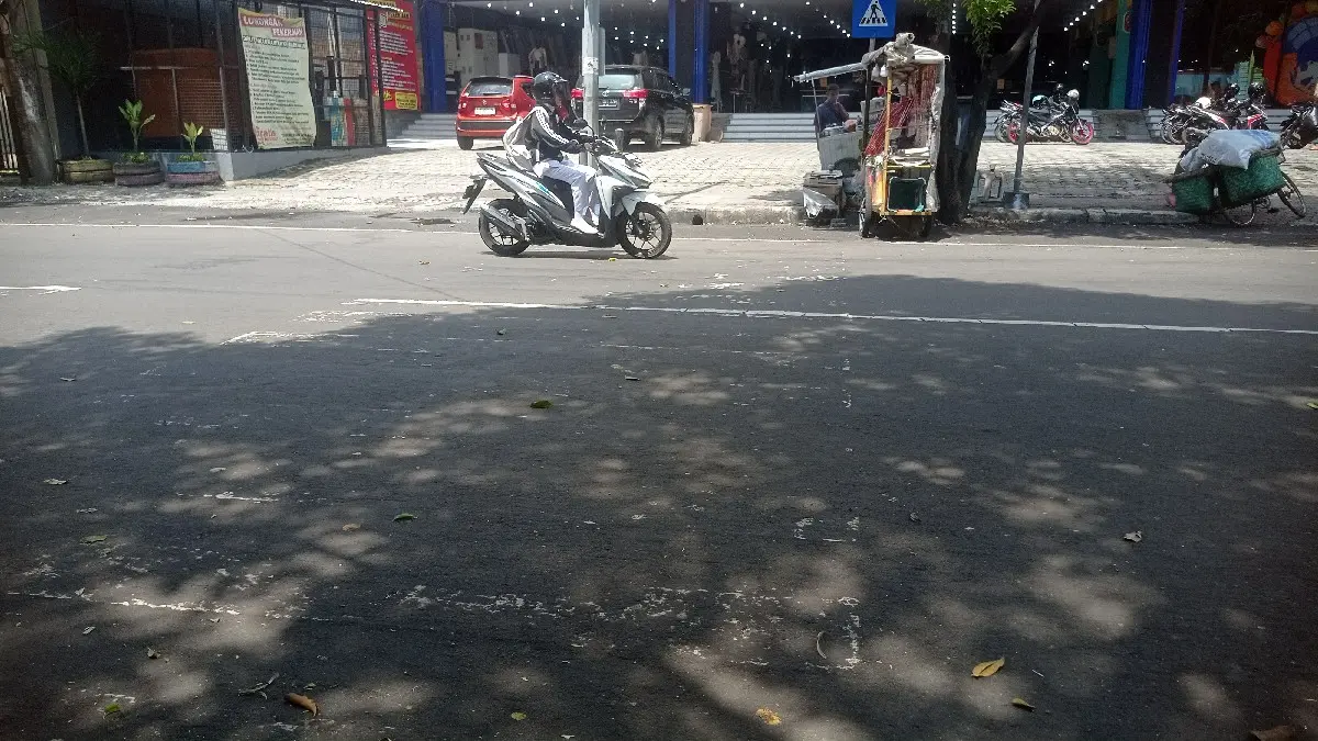 TAK TERLIHAT: Zebra cross di Jl A Yani yang mulai memudar.