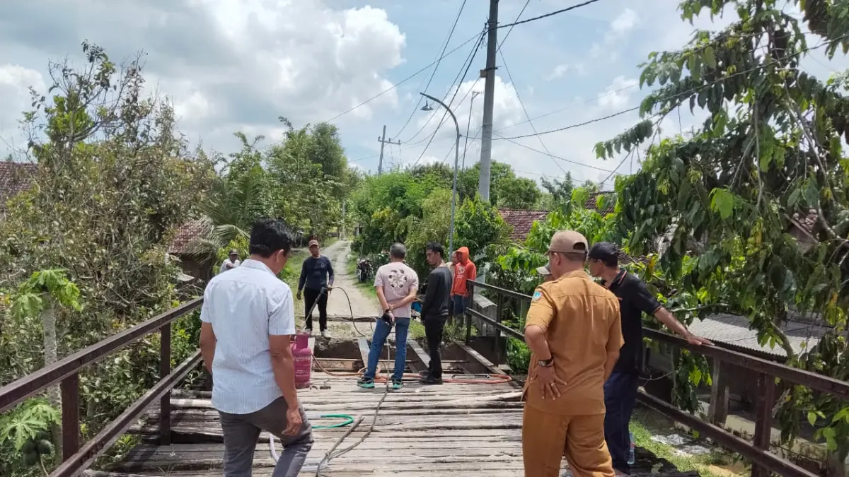 AKSES UTAMA WARGA DUSUN: Kepala Desa Jiporapah Hadi Sucipto bersama perwakilan donatur meninjau lokasi pembangunan jembatan di Dusun Kedung Dendeng.  