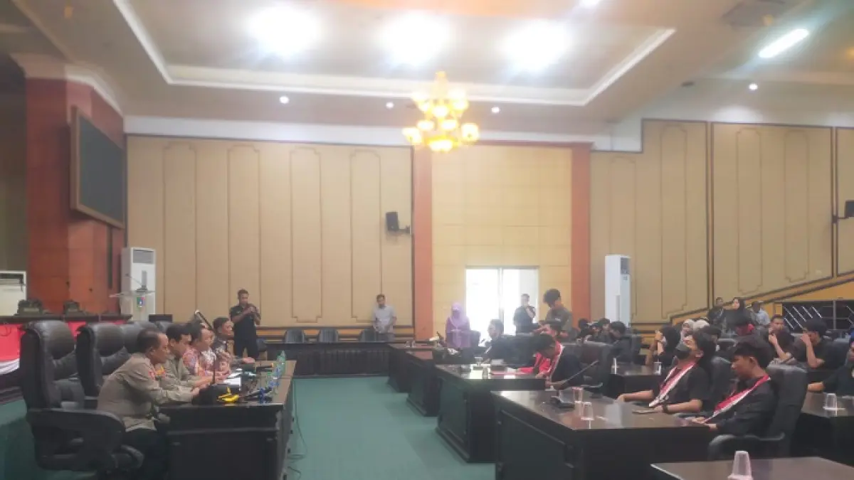 FOKUS: DPRD Jombang saat menerima masukan aspirasi dari GMNI Jombang, Kamis (16/4).