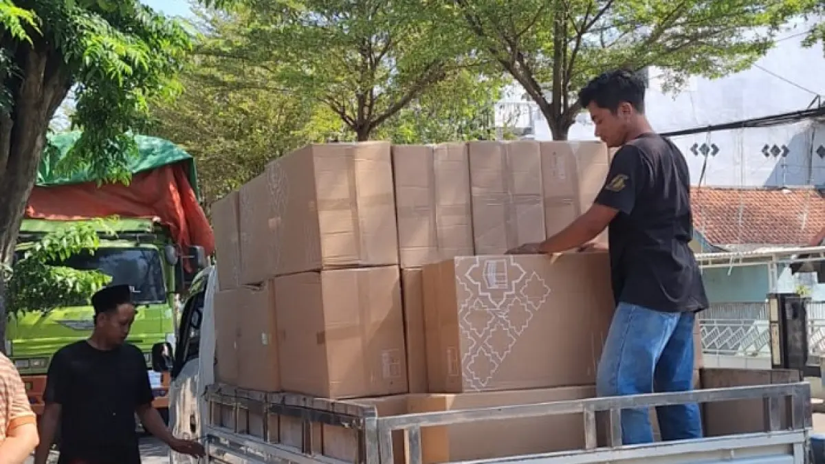 SUDAH TIBA: Koper CJH Jombang sudah tiba dan dibagikan ke ribuan jemaah kemarin (15/4).