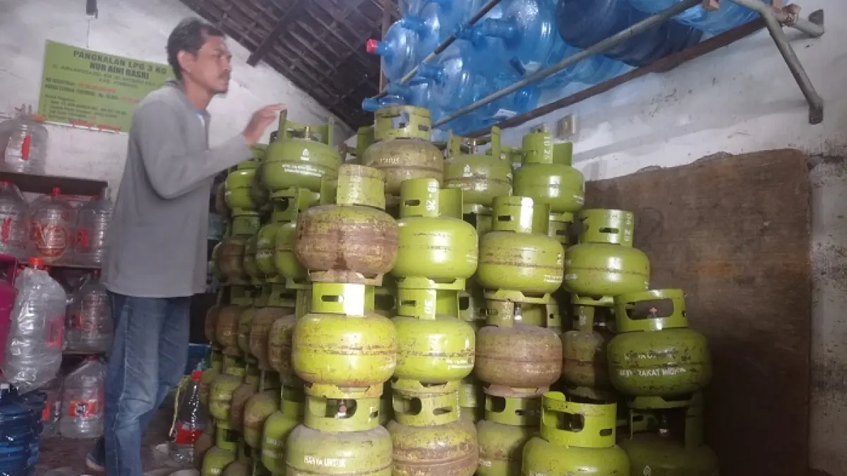 
BANYAK DICARI: Pengelola pangkalan elpiji 3 kilogram di Jl Adityawarman mengecek tabung gas melon.
