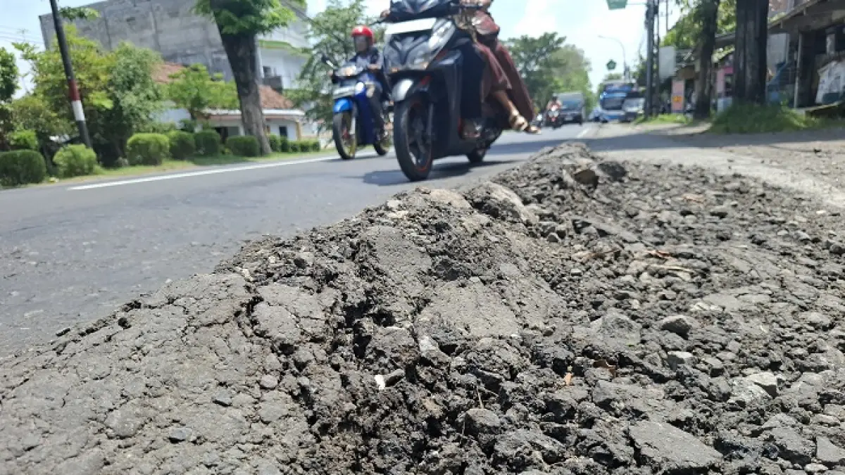 Belum genap sebulan sejak ditambal jelang Lebaran, sejumlah titik sudah kembali rusak dan bergelombang
