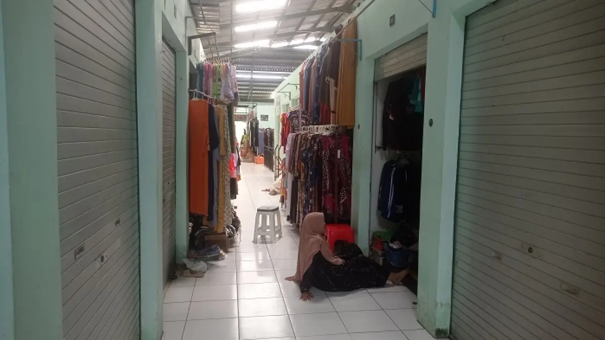 BERTAHAN: Pedagang pakaian lantai atas Pasar Perak menunggu pembeli.