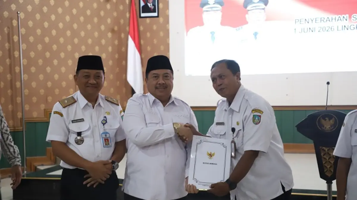 Bupati Jombang Warsubi menyerahkan SK pensiun PNS di Ruang Bung Tomo Kantor Pemkab Jombang, Rabu (15/4).