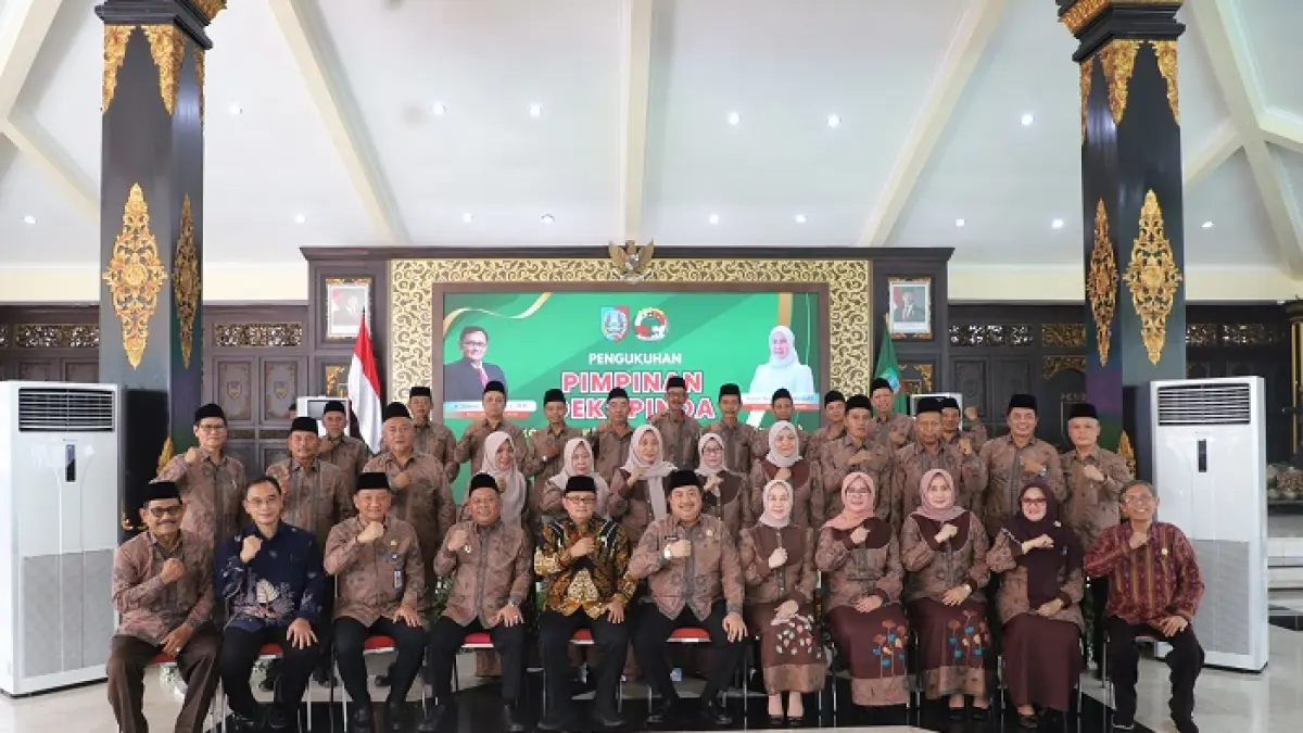 KOMPAK: Bupati Jombang Warsubi foto bersama pengurus Dekopinda Kabupaten Jombang.