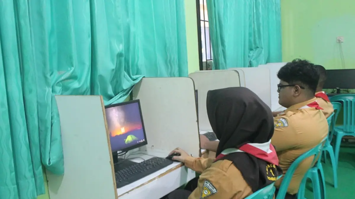 LANCAR: Siswa mengerjakan latihan soal TKA di SMPN 1 Tembelang 