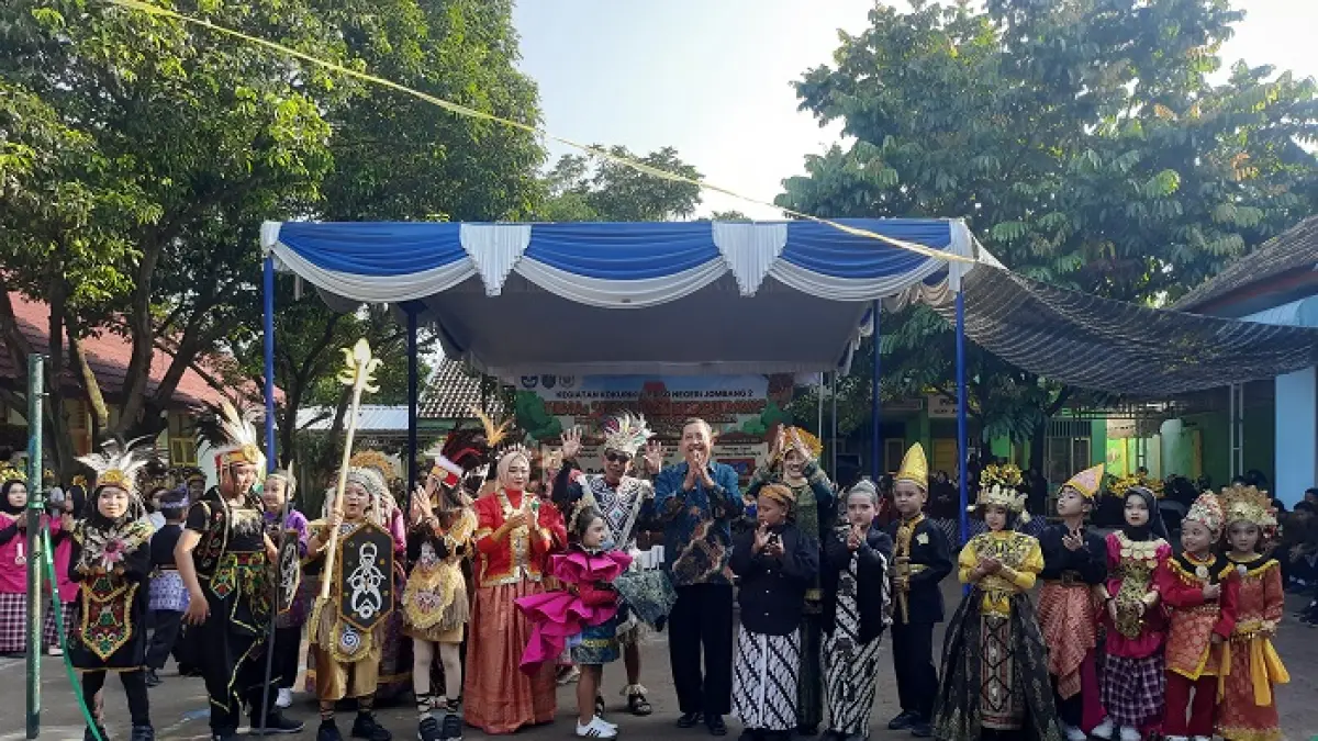 MERIAH: proses pemotongan pita yang dilakukan Pengawas SD Kecamatan Jombang Slamet didampingi Kepala SDN Jombang 2 Choir Tukayaroh, Rabu (16/4)