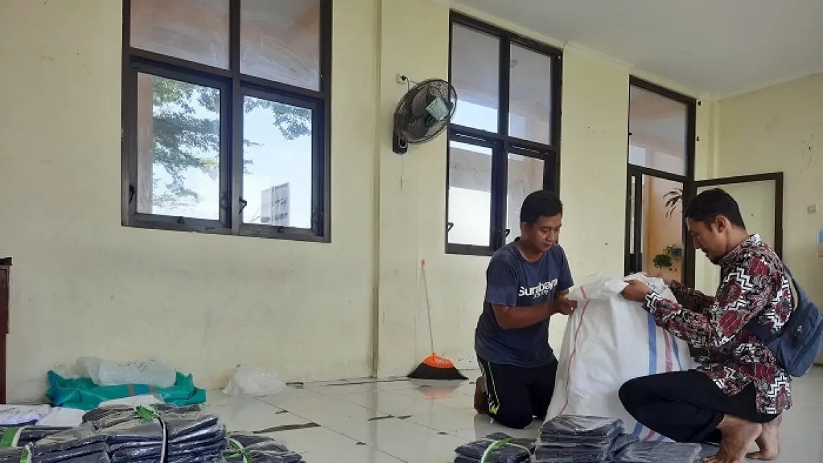 PROGRAM UNGGULAN: Distribusi seragam gratis di SDN Cangkringrandu, Perak, 2025.  