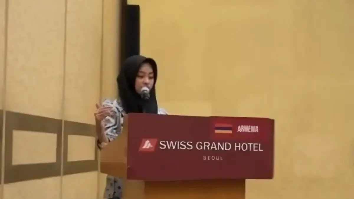 Azra Aqila Yusni, santri Trensains Tebuireng Jombang berhasil tampil dalam forum internasional AWMUN Korea Selatan.