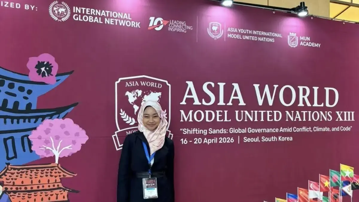 Azra Aqila Yusni, santri Trensains Tebuireng Jombang berhasil tampil dalam forum internasional AWMUN Korea Selatan.