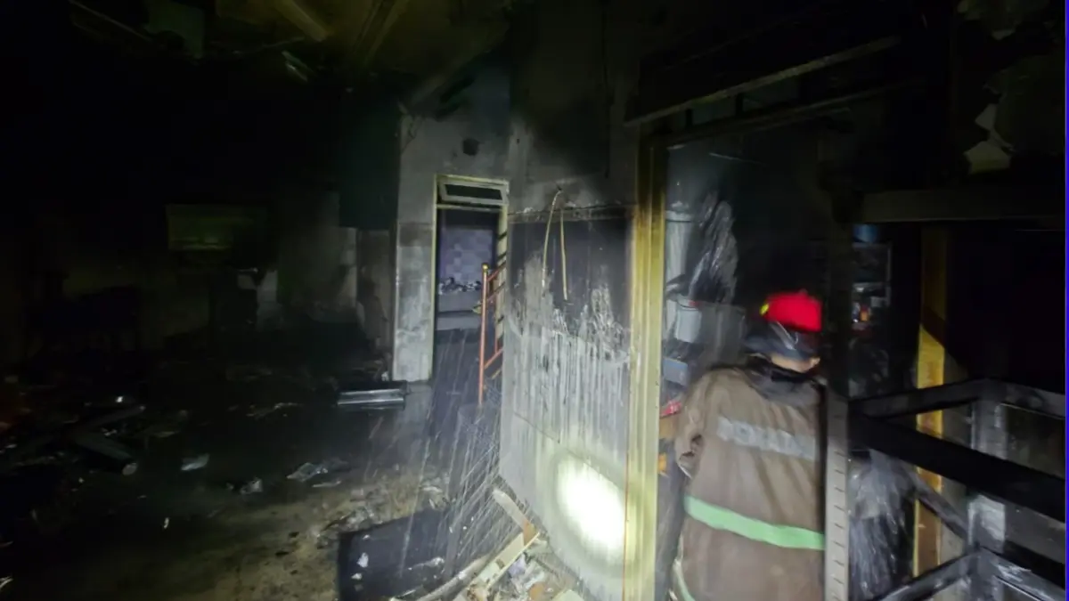 Kondisi bagian dalam rumah yang terbakar di Kaliwungu, Jombang.
Satu orang meninggal dunia dalam kejadian itu
