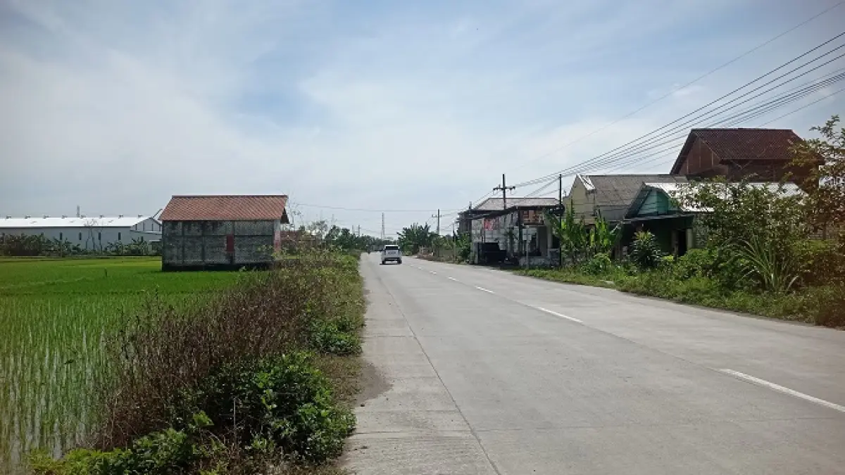 BELUM KOMPLET: Jalan kabupaten ruas Kabuh-Tapen belum dilengkapi PJU.
