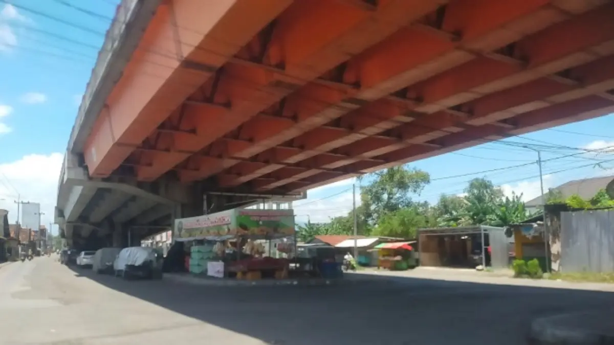 Kawasan flyover Peterongan kembali dipenuhi pedagang kaki lima (PKL).
