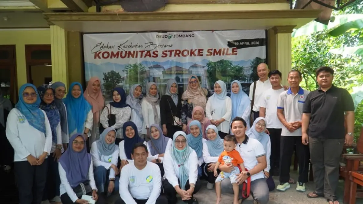KOMPAK: Tim PKRS RSUD Jombang menggelar kegiatan edukasi bagi Komunitas Stroke Smile, di Desa Watugaluh, Kecamatan Diwek, Minggu (19/4).