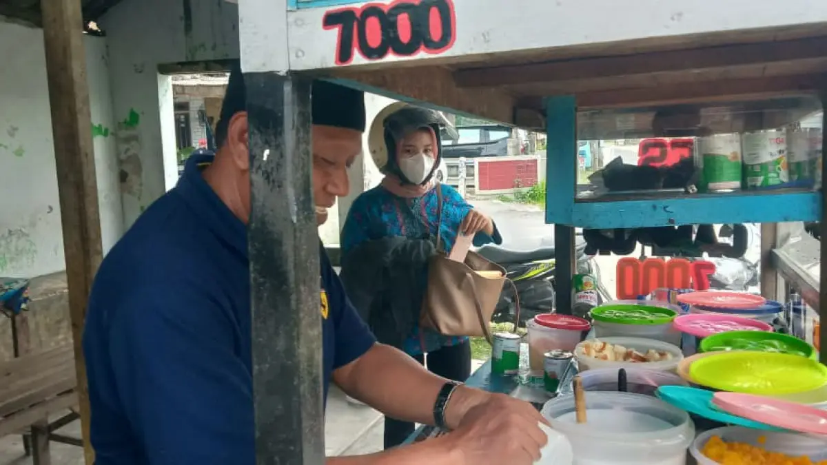 Mukti Ali saat berjualan es campur di Sumbermulyo, Kecamatan Jogoroto yang mengantarkannya berangkat haji, (16/4). (Azmy Endiyana Z/Radar Jombang)