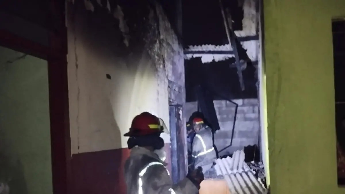 Petugas pemadam kebakaran melakukan pembasahan di gudang SMPN 2 Sumobito yang terbakar Jumat (17/4) malam. (Istimewa)