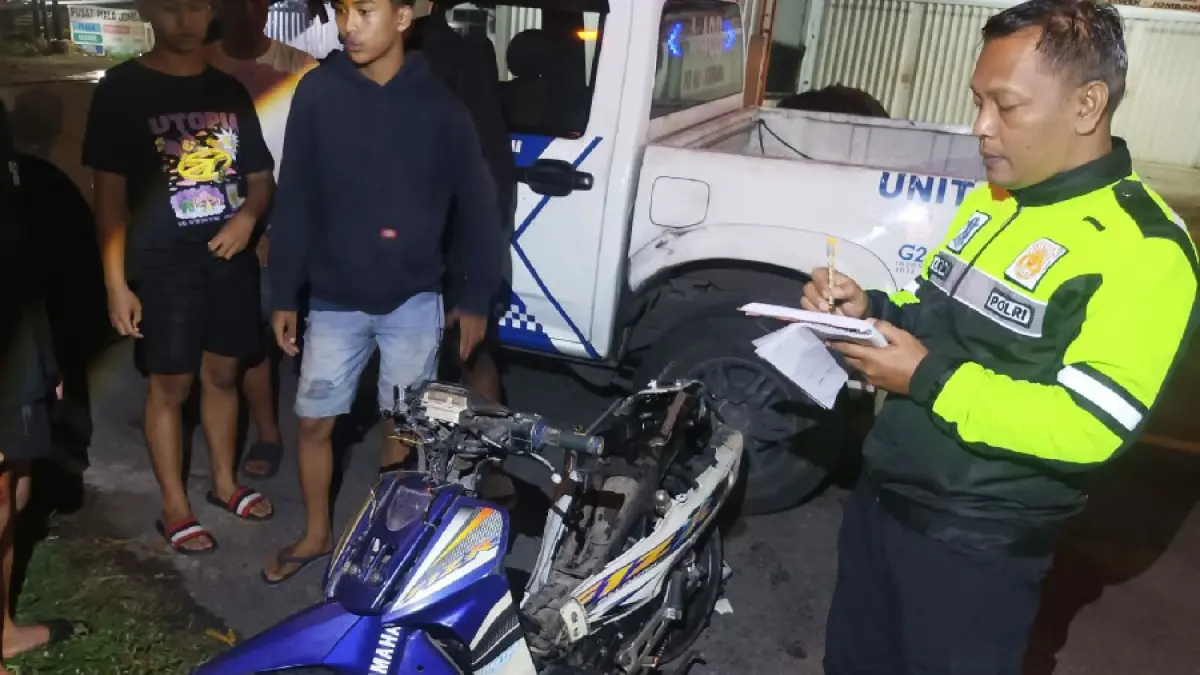 Polisi melakukan olah kejadian perkara di lokasi kecelakaan motor yang ditabrak pikap di Diwek, Jombang