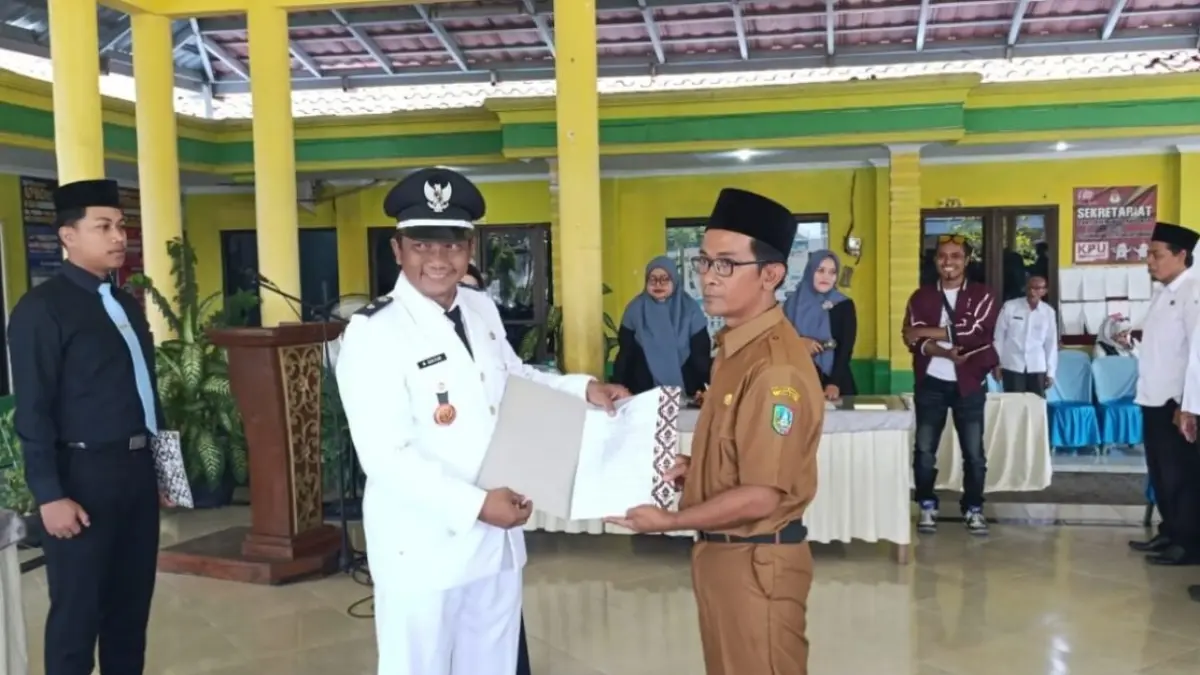 RESMI: Kepala Desa Gadingmangu M Golkar menyerahkan SK kepada Kadus Mangu Hendrik Nova Arindra yang baru dilantik, Rabu (15/4) di Pendopo Kantor Desa Gadingmangu.