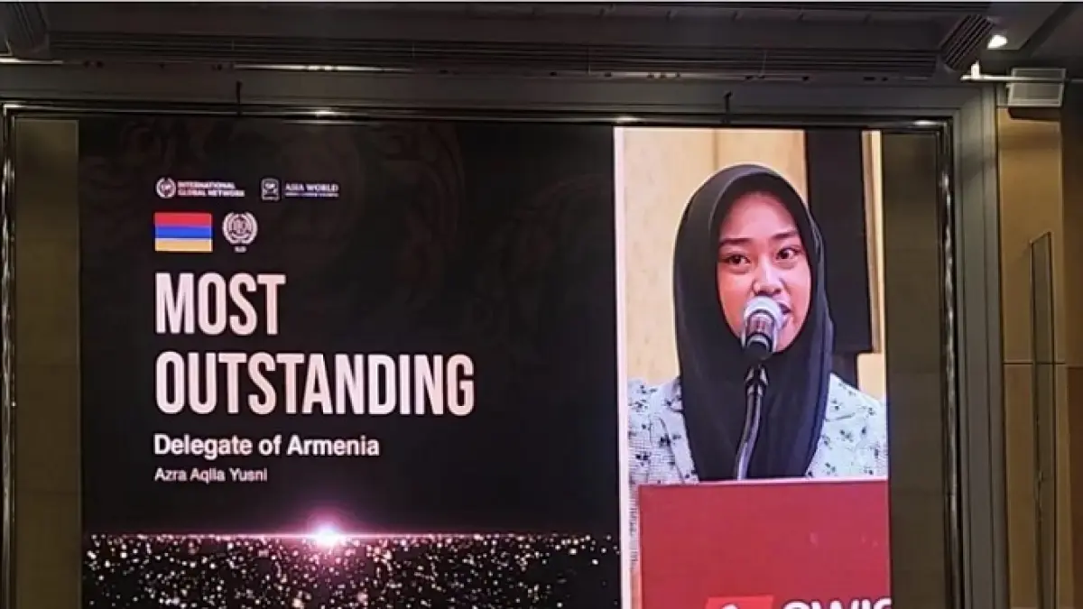 Azra Aqila Yusni, santri kelas XI SMA Trensains Tebuireng Jombang asal Kota Mataram, Nusa Tenggara Barat