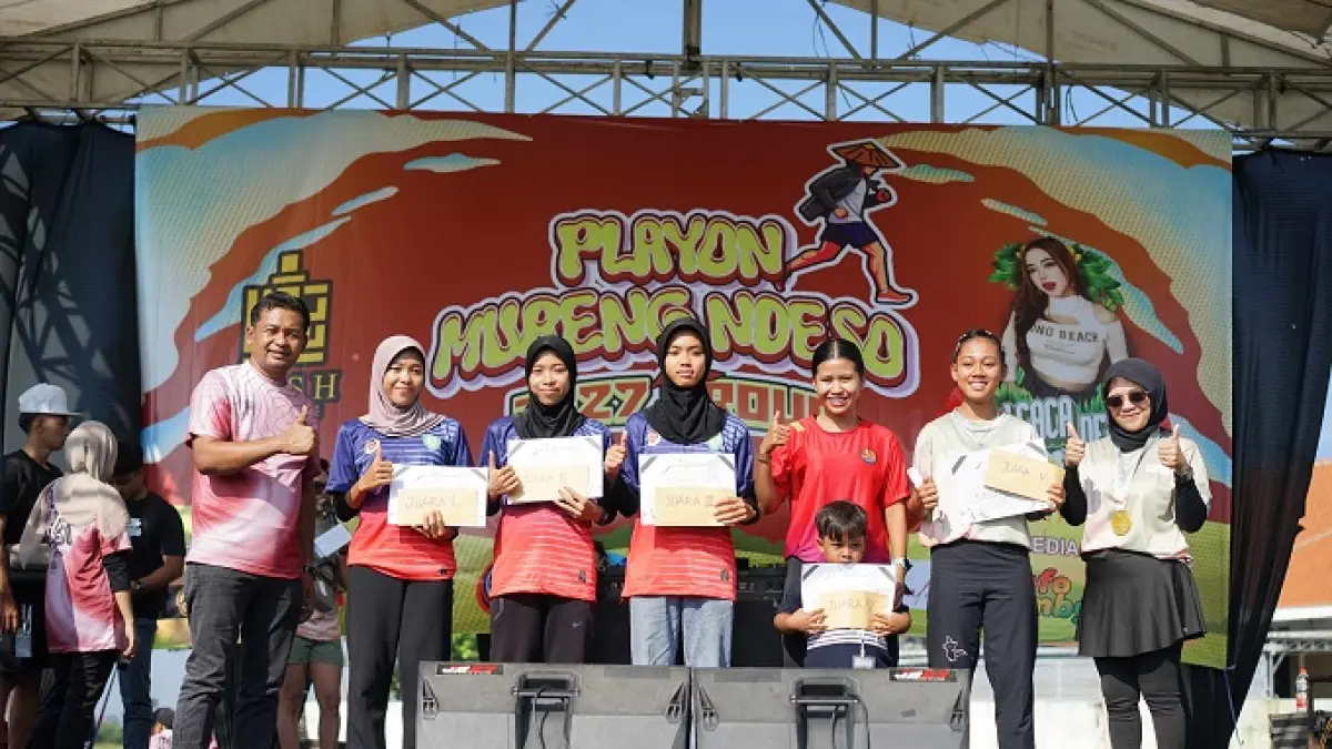 EVENT LOKAL: Para juara event Playon Mubeng Ndeso x JB 27 Group berfoto bersama jajaran Forkopimcam Tembelang dan pihak sponsor.