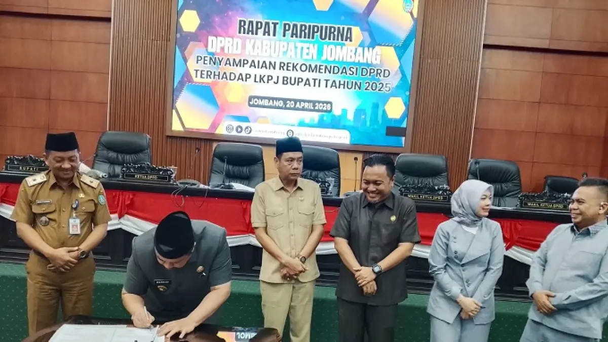 MASUKAN: DPRD dan Pemkab menandatangani kesepakatan LKPJ Bupati Jombang tahun anggaran 2025
