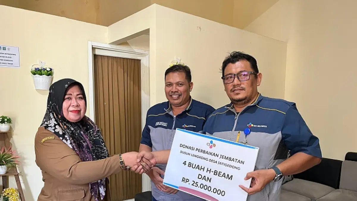 
PEDULI: Dept Head GA-IT PT CJI, Rudhik Siswanto, serta Section Chief GA External, Wahyu Aries Setiawan, saat menyerahkan secara simbolis bantuan perbaikan jembatan, Senin (20/4).
