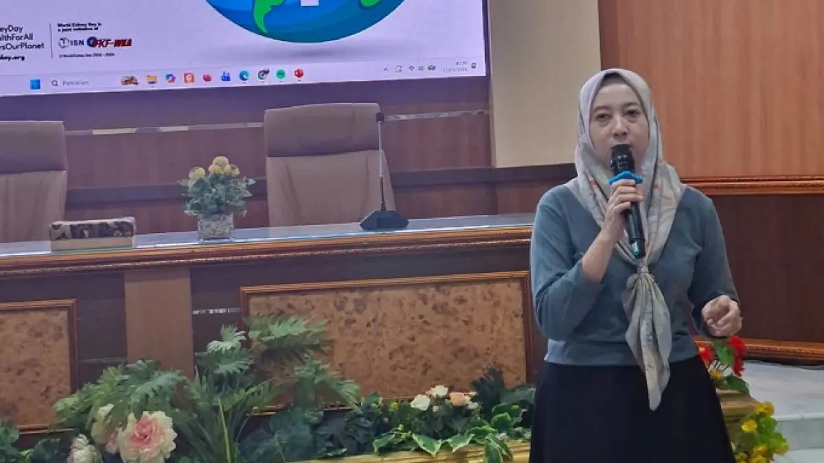 SEMANGAT: Dokter Spesialis Penyakit Dalam RSUD Jombang, dr Irma Yuliawati Puji Lestari SpPD, saat memberikan materi sosialisasi. 
