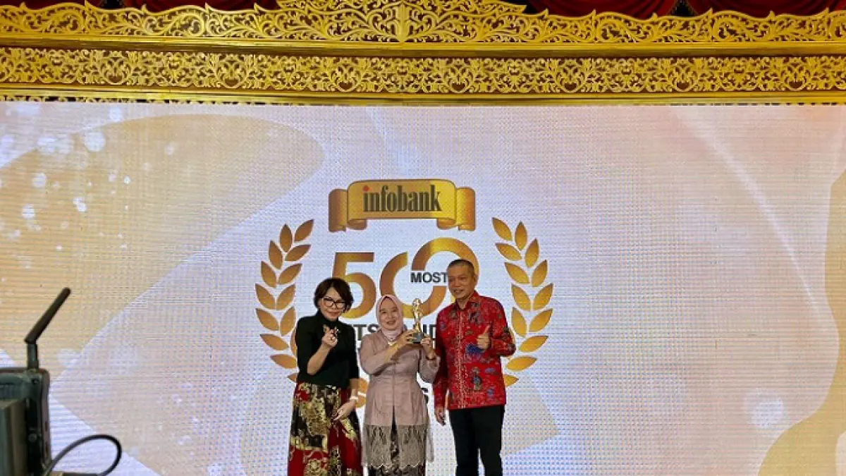 SUKSES: Direktur Bank Jombang, Suhariani SE, meraih penghargaan dari Infobank di Surakarta, Jumat (17/4).