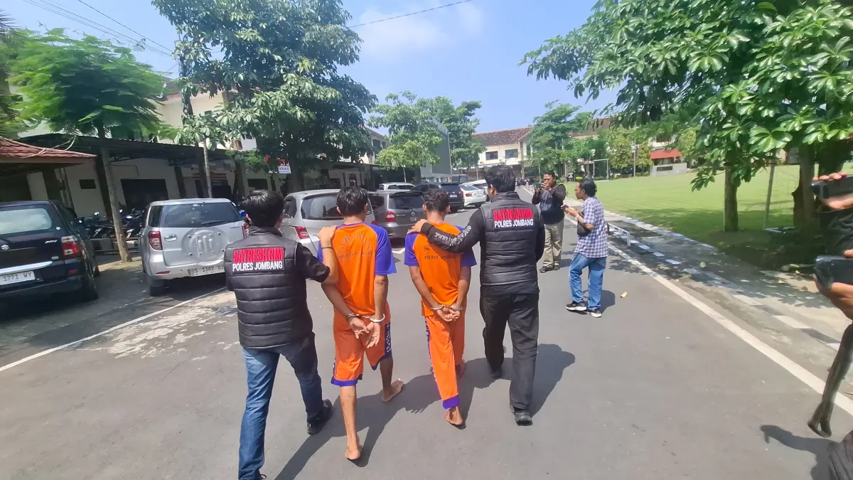 Kedua tersangka pelaku pembunuhan saat dikeler ke kantor Satreskrim Polres Jombang