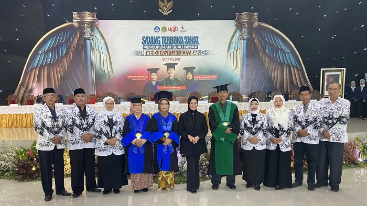 Kepala Lembaga Layanan Pendidikan Tinggi (LLDikti) Wilayah VII, Prof Dr Dyah Sawitri (tengah) foto bersama.