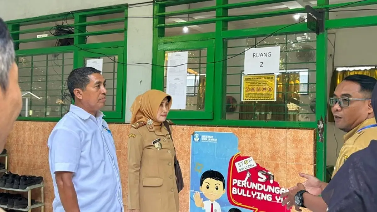 SIDAK: Kepala Dinas Pendidikan dan Kebudayaan Jombang, Wor Windari, memantau TKA SD di SD Katolik Wijana, Senin (20/4).
