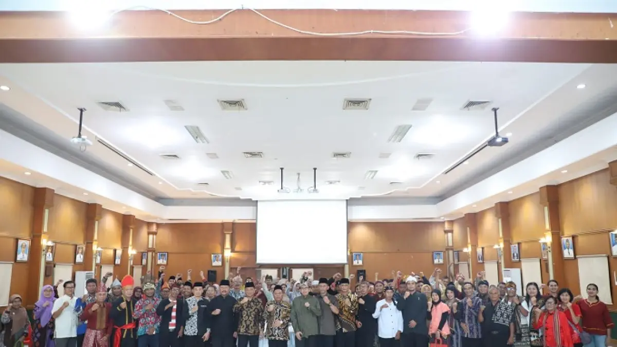 SINERGI: Sekdakab Jombang Agus Purnomo bersama Wabup Salmanudin saat temu suku dan etnis, di Ruang Bung Tomo, Kantor Pemkab Jombang, Jumat (17/4).