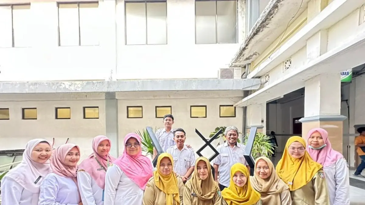 TELADAN: Apoteker RSUD Jombang, Apt Apres Syahwalia Hidayasri S Farm bersama rekan kerja

