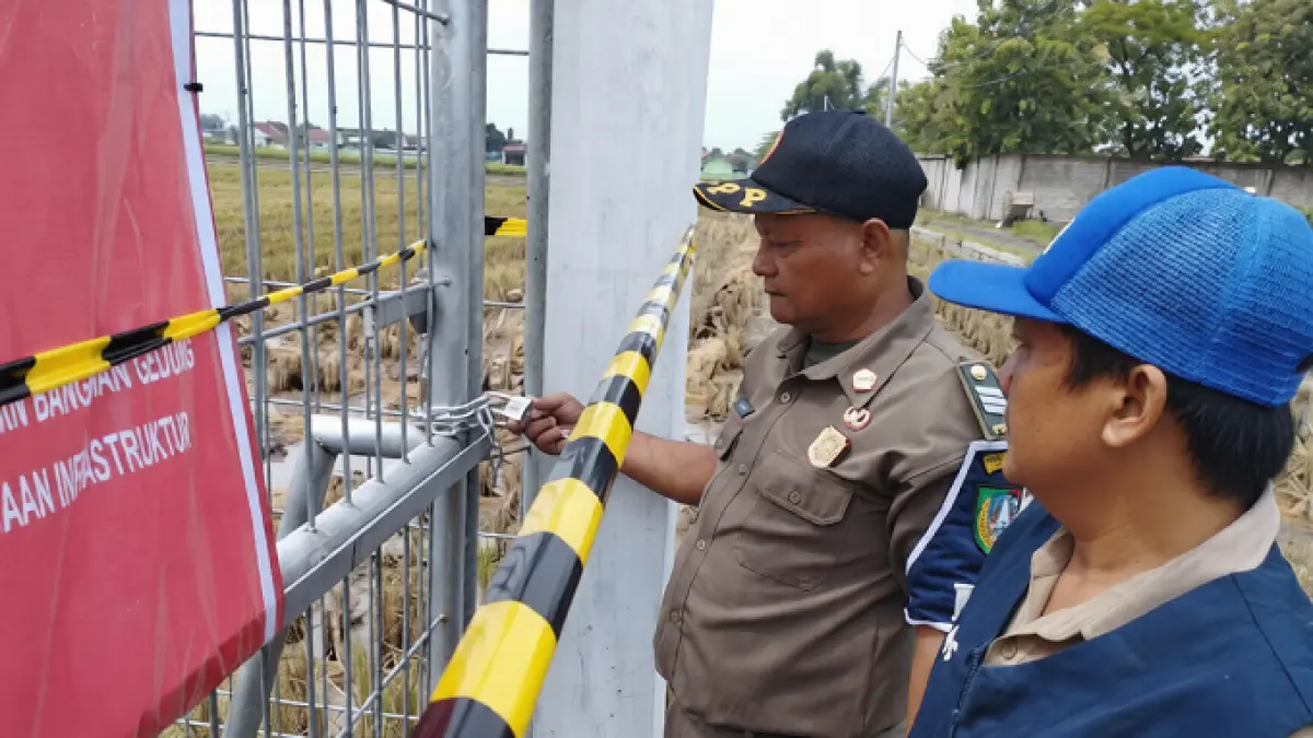 DISEGEL: Tim gabungan Pemkab Jombang melakukan penyegelan tower BTS awal April lalu. 
