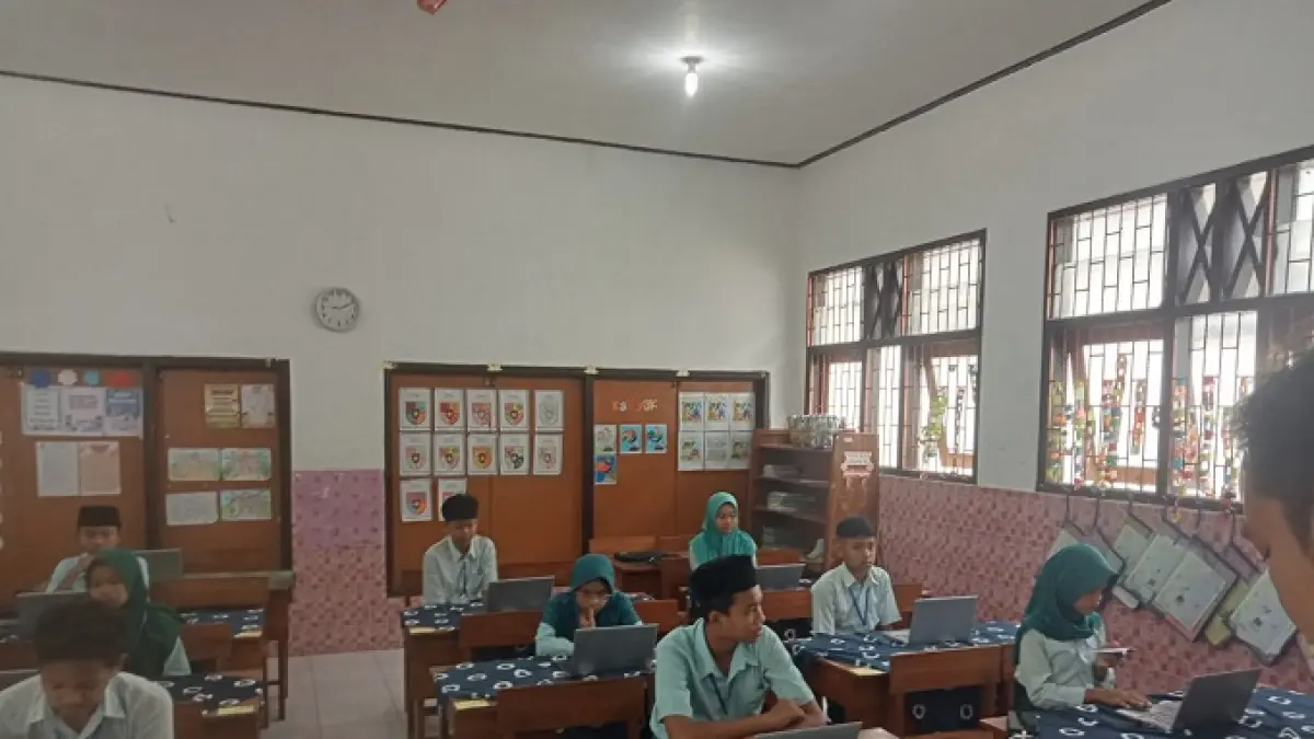 FOKUS: Persiapan TKA di SDN Kepuhkajang 2 Kecamatan Perak, Kamis (22/4).