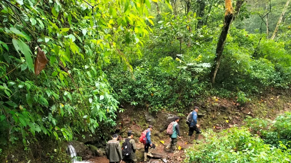 sejumlah warga saat mendaksi air terjun Tretes Wonosalam