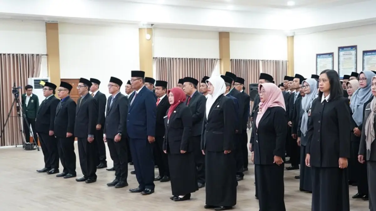 SEMANGAT: Pelantikan kepala madrasah di Kantor Wilayah Kemenag Jatim, Selasa (21/4).