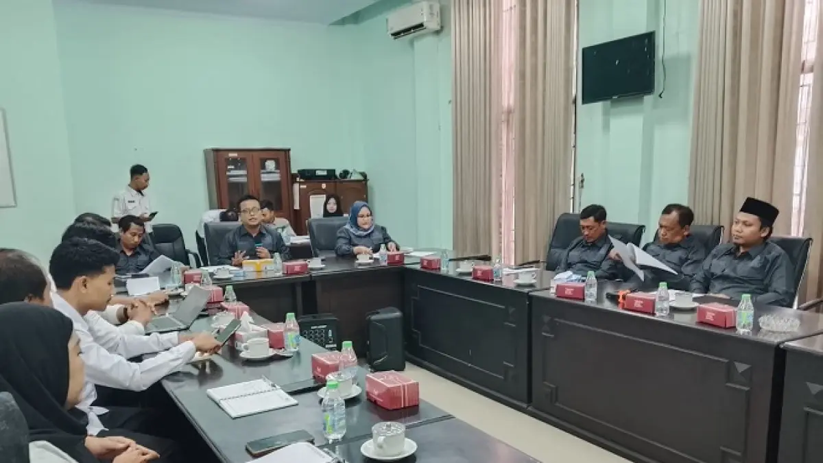 SERIUS: Komisi B DPRD Jombang saat rapat dengar pendapat (RDP) dengan Perumda Aneka Usaha Seger Rabu (22/4).