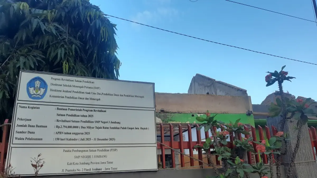 SUDAH SELESAI: SMPN 3 Jombang saat melakukan rehab gedung sekolah melalui program revitalisasi, (19/9).