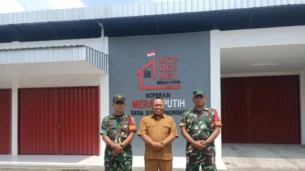 TELAH RAMPUNG: Kepala Desa Sumbernongko Sumartono bersama jajaran Koramil Ngusikan di depan gerai dan gudang KDKMP Sumbernongko.