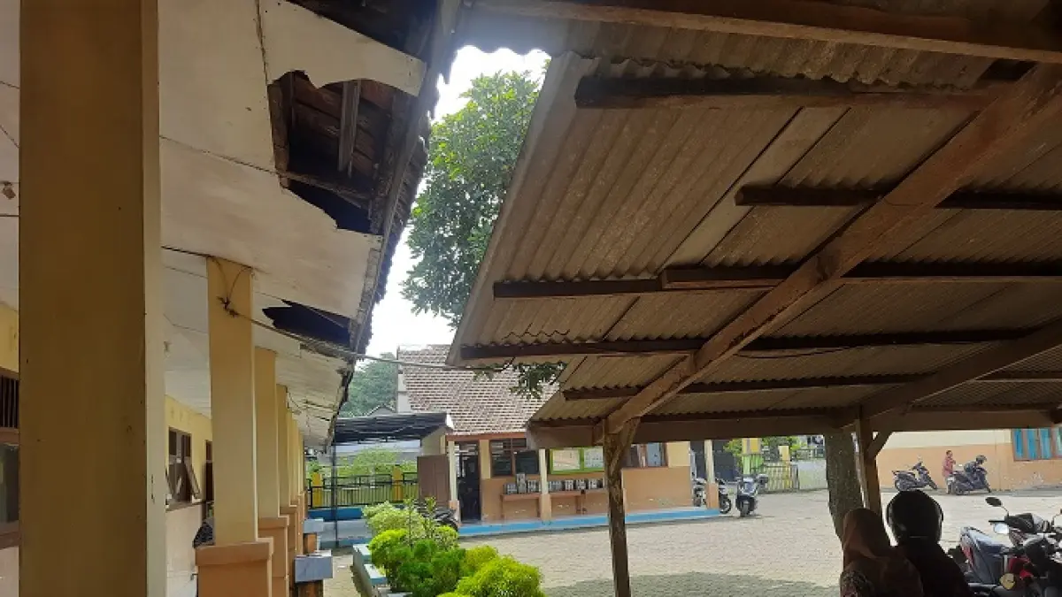 BUTUH PERBAIKAN: Kondisi atap SDN Kedawong Kecamatan Diwek yang rusak, (23/4).