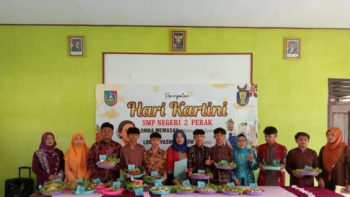 MASTER CHEF JAGOAN: Siswa laki-laki peraih juara lomba memasak nasi goreng saat peringatan Hari Kartini.