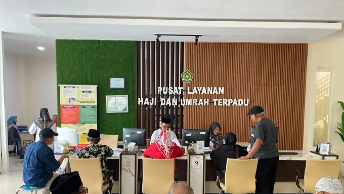 SIAP BERANGKAT: CJH melengkapi berkas persyaratan di kantor Kementerian Haji dan Umrah Jombang, (22/12).

