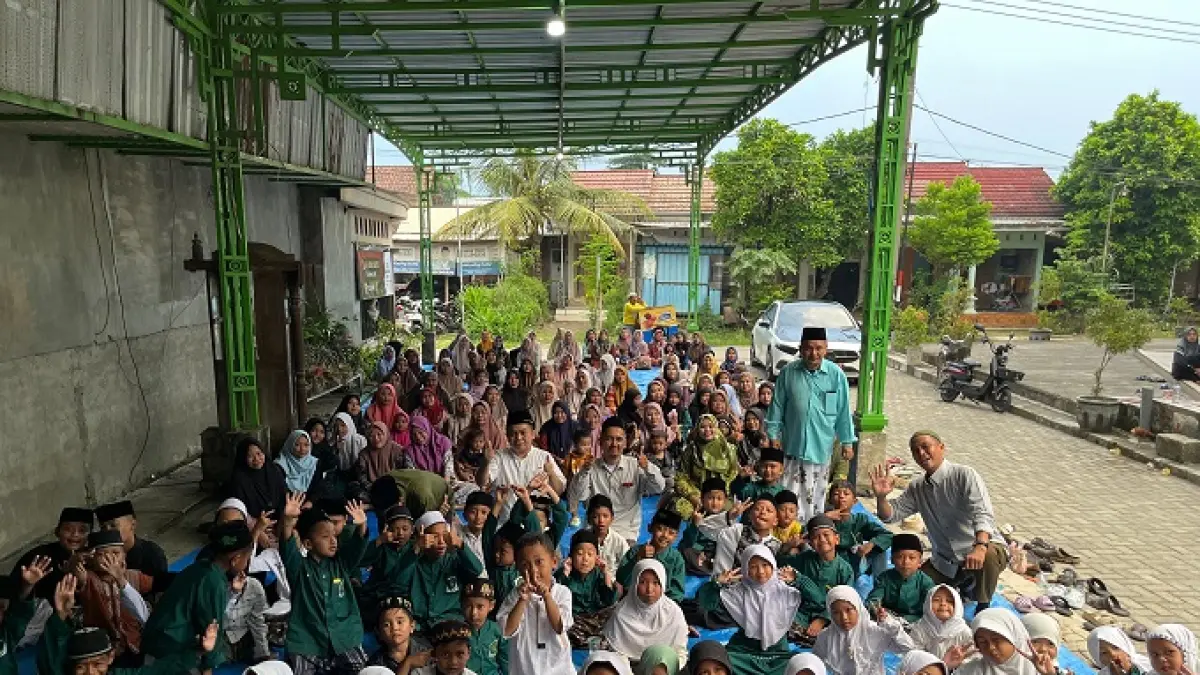 TELADAN: Wakil Ketua DPRD Jombang, HM Syarif Hidayatullah ST MMT (Gus Sentot), saat Safari Cerita Islami bersama pendongeng Kak Zaky di TPQ Miftakhul Huda Kedunglumpang, Mojoagung, Sabtu (18/4).

&nbsp;
