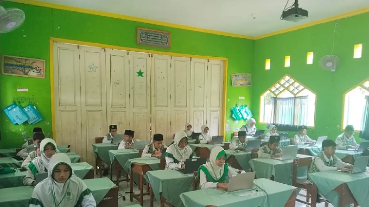 TERTIB: Siswa MIN 5 Jombang datang lebih awal di ruangan TKA sebelum TKA berlangsung, Selasa (21/4). 