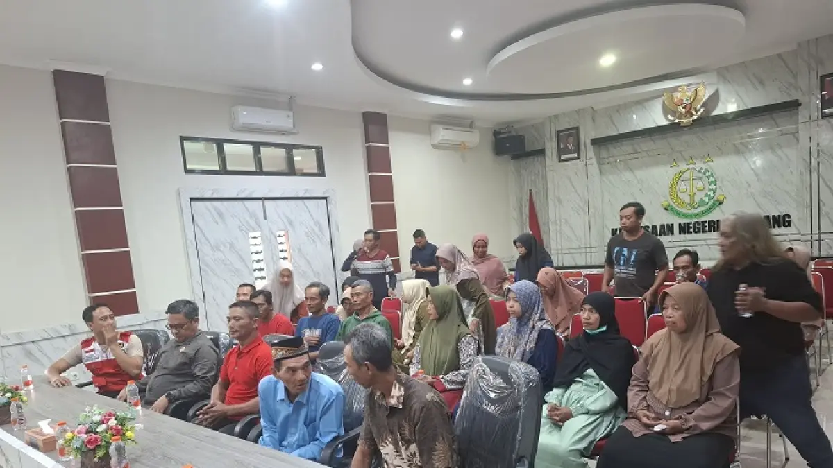 Belasan korban mendatangi Kejaksaan Negeri (Kejari) Jombang, Rabu (23/4)