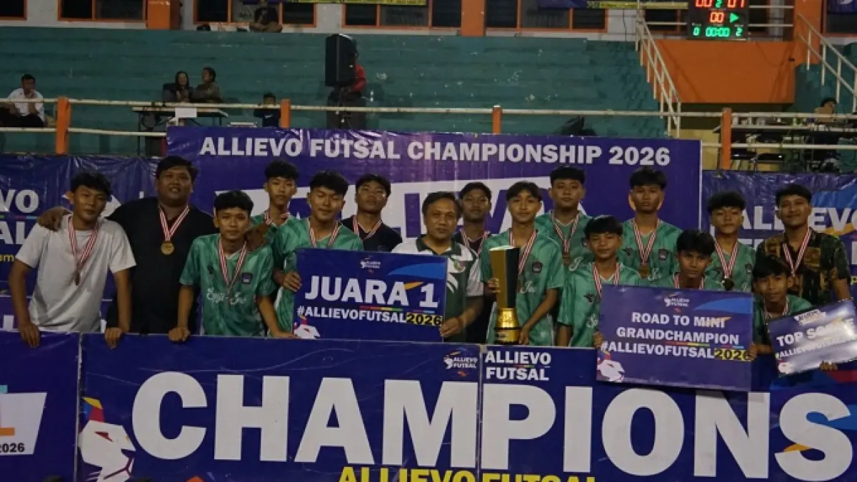 JUARA: SMPN 1 Jombang merayakan keberhasilan menjuarai turnamen Allievo Futsal Kabupaten Jombang 2026, Rabu (22/4) malam di GOR Merdeka Jombang.